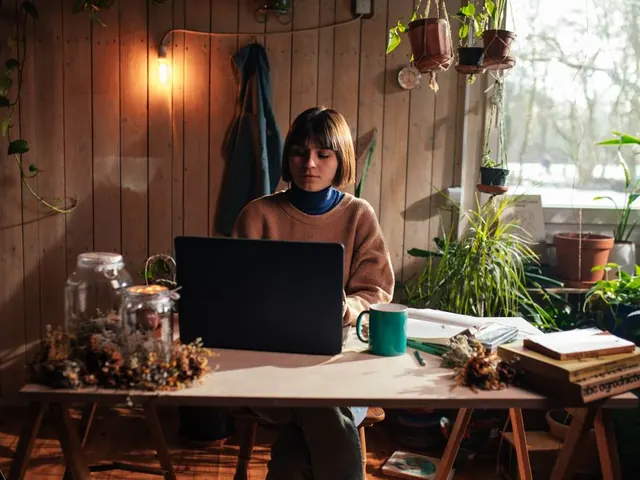 Empreendedora trabalhando sozinha no notebook em casa